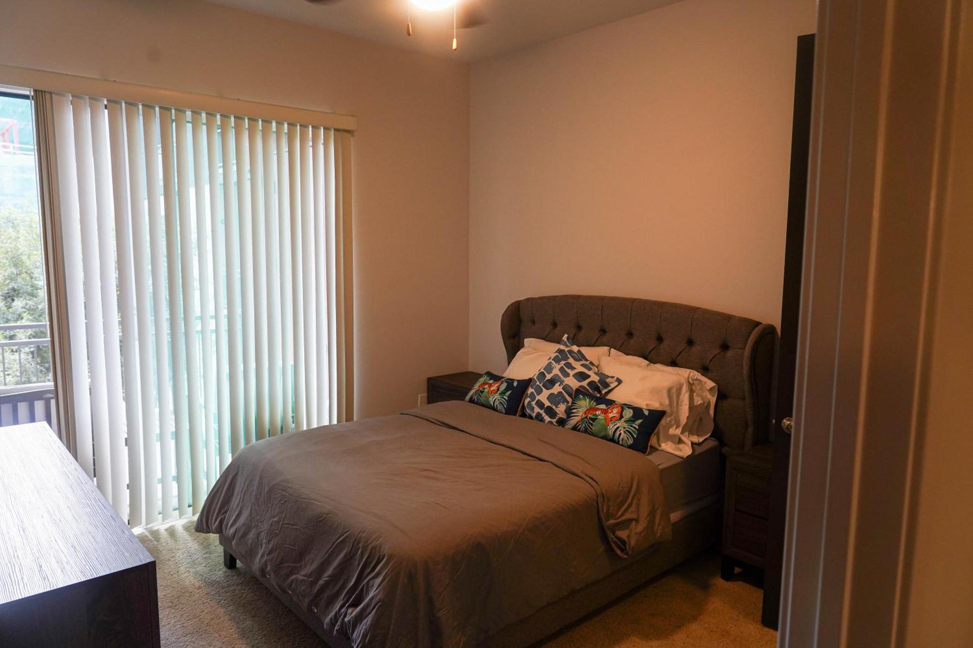 Apartahotel Luxury Designed 2 Bedrooms Part In Woodland Hills Ca